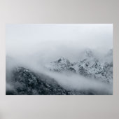 Wolken fließen über Berge Poster (Vorne)
