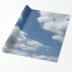 Wolken gegen ein Packpapier des blauen Himmels