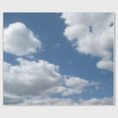 Wolken gegen ein Packpapier des blauen Himmels (Flach)