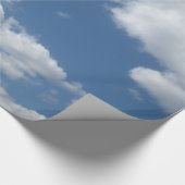 Wolken gegen ein Packpapier des blauen Himmels (Ecke)
