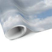 Wolken gegen ein Packpapier des blauen Himmels (Rolleneckpunkt)