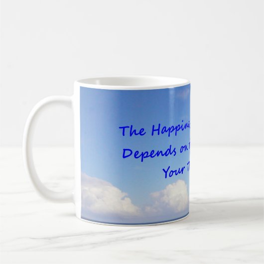 Wolken im blauen Himmel bedruckt auf einer Kaffeem Kaffeetasse (Links)