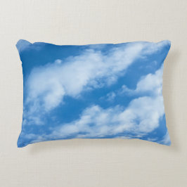 Wolken im Himmel und in Sky Blue Dekokissen