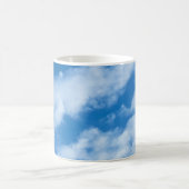 Wolken im Himmel Weiß und Blau Kaffeetasse (Mittel)