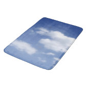 Wolken in blauem Himmel Badematte (Schrägansicht)