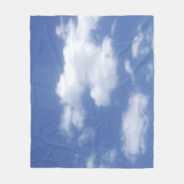 Wolken in blauem Himmel Fleecedecke