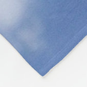 Wolken in blauem Himmel Fleecedecke (Ecke)