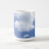 Wolken in blauem Himmel Kaffeetasse (Mittel)