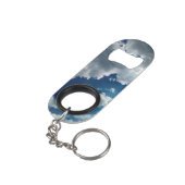 Wolken in einem blauen Himmel Mini Flaschenöffner (Rückseite Schrägansicht)