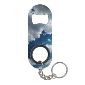 Wolken in einem blauen Himmel Mini Flaschenöffner (Rückseite)
