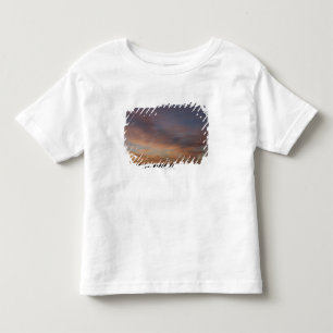 Wolken in einem orange Himmel am Sonnenaufgang Kleinkind T-shirt