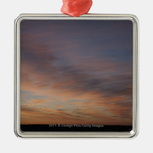 Wolken in einem orange Himmel am Sonnenaufgang Silbernes Ornament
