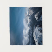 Wolken jagen über schneebedeckten Bergen Wandteppich (Vorderseite)