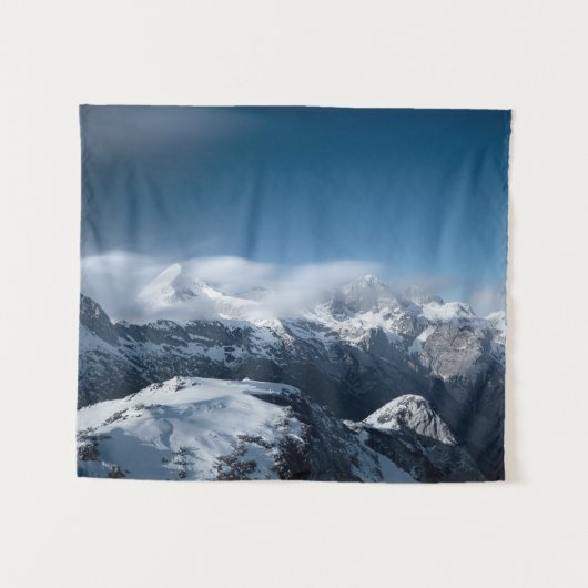 Wolken jagen über schneebedeckten Bergen Wandteppich (Vorderseite (Horizontal))