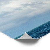 Wolken schweben über der kleinen Insel Poster (Ecke)