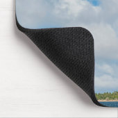Wolken schweben über kleine Insel Mousepad (Ecke)