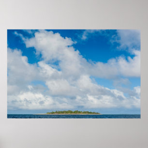 Wolken schweben über kleine Insel Poster
