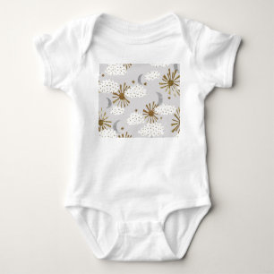 Wolken, Sonne und Mond, minimalistisches Muster. Baby Strampler