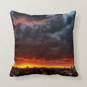 Wolken, Sonnenuntergang und Rot Kissen
