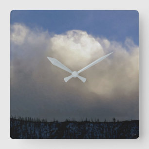 Wolken über dem Bergrücken Quadratische Wanduhr