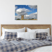 Wolken über dem Broadway Tower, Cotswolds Leinwand (Insitu (Schlafzimmer))