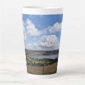 Wolken über dem Gnotuk-See Camperdown Latte Tasse (Vorderseite)