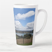 Wolken über dem Gnotuk-See Camperdown Latte Tasse (Rechts)