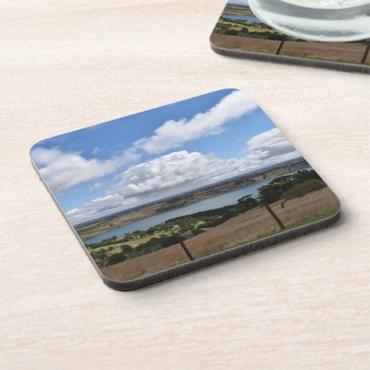 Wolken über dem Gnotuk-See Camperdown-Untersetzer Getränkeuntersetzer (Linke Seite)