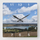 Wolken über dem Gnotuk-See Quadratische Wanduhr (Vorderseite)