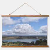 Wolken über dem Gnotuk-See Wandteppich Mit Holzrahmen (Vorne)