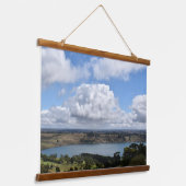 Wolken über dem Gnotuk-See Wandteppich Mit Holzrahmen (Gewinkelt)