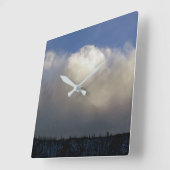Wolken über dem Rücken Quadratische Wanduhr (Winkel)
