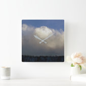 Wolken über dem Rücken Quadratische Wanduhr (Zuhause)