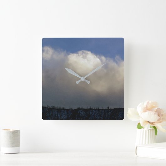Wolken über dem Rücken Quadratische Wanduhr (Zuhause)