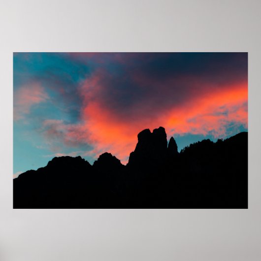 Wolken über den Bergen brennen Poster (Vorne)