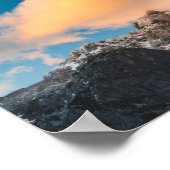 Wolken über den Bergen brennen Poster (Ecke)