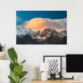 Wolken über den Bergen brennen Poster (Heimbüro)