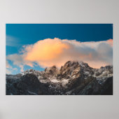 Wolken über den Bergen brennen Poster (Vorne)