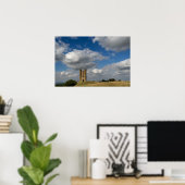 Wolken über den Broadway Tower im Cotswolds-Poster Poster (Heimbüro)