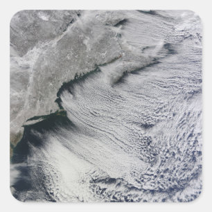 Wolken über den Himmel des Nordatlantiks Quadratischer Aufkleber