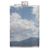 Wolken über den Rocky Mountains Flachmann (Vorderseite)