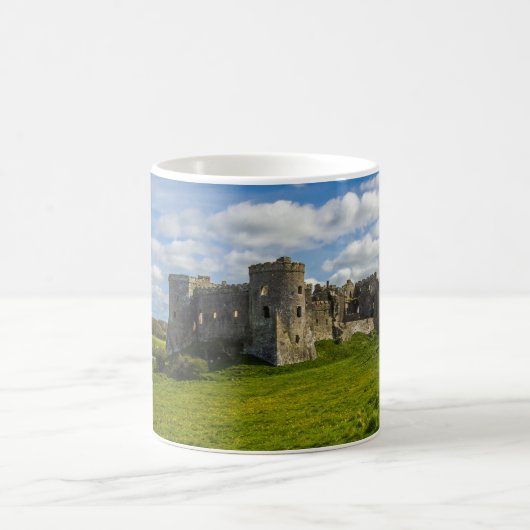 Wolken über der Burg Carew Kaffeetasse (Mittel)