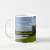 Wolken über der Burg Carew Kaffeetasse (Links)