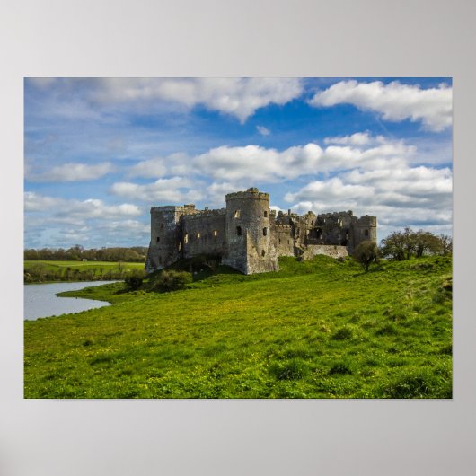 Wolken über der Burg Carew Poster (Vorne)