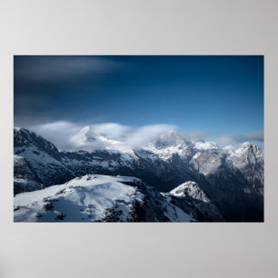 Wolken über schneebedeckten Bergen rollend Poster