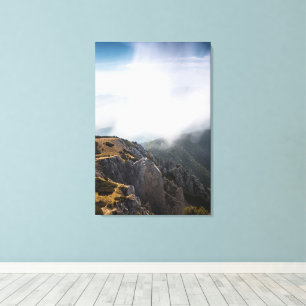 Wolken überrollen Berge Leinwanddruck