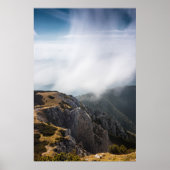 Wolken überrollen Berge Poster (Vorne)