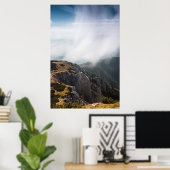 Wolken überrollen Berge Poster (Heimbüro)
