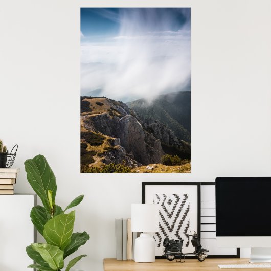 Wolken überrollen Berge Poster (Heimbüro)