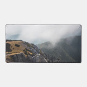 Wolken überrollen Berge Schreibtischunterlage (Vorderseite)